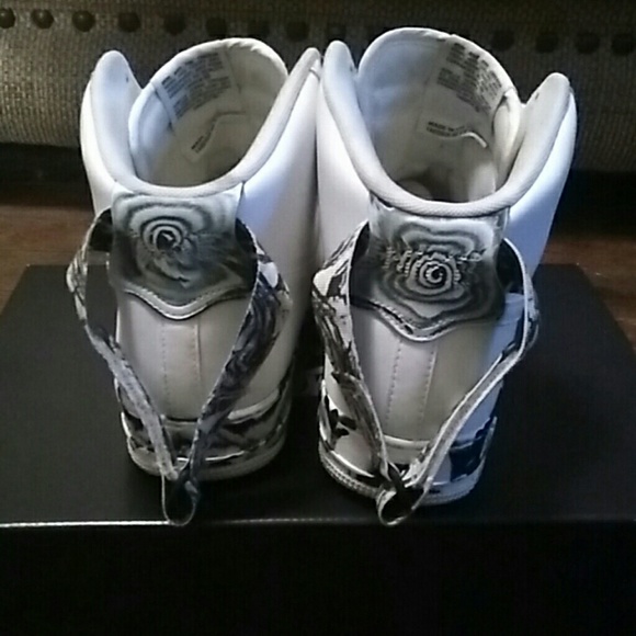 Pair of graffiti Air Force ones hightop with strap - Picture 3 of 8